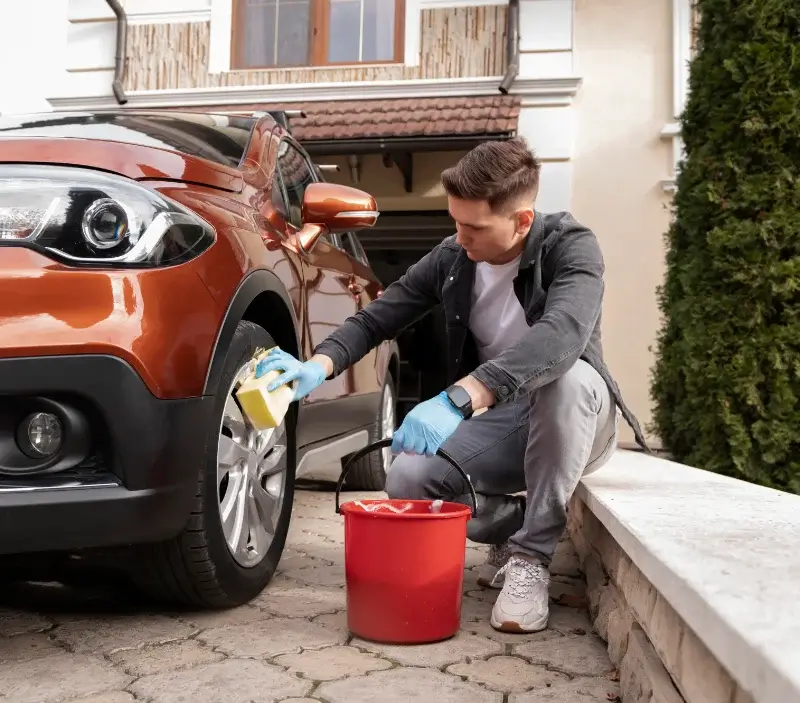 Lavage auto à domicile Saint-Sauveur-sur-Tinée : professionnel intervenant sur un véhicule